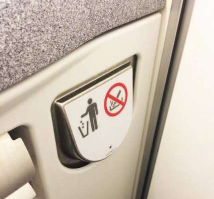 ہوائی جہاز میں  تمباکو نوشی کی اجازت نہ ہونے کے باوجود باتھ روم کے ساتھ ..