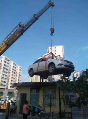 غیر قانونی طورپر پارک کی ہوئی گاڑی کو کرین سے چھت پر پہنچا دیا گیا