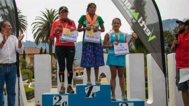 میکسیکو ، تاراہمرا قبیلے سے تعلق رکھنے والی 22 سالہ خاتون نے 50 کلومیٹر کی دوڑ چپل پہننے کے باوجود جیت لی