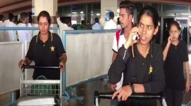 ویمن ورلڈ کپ، پاکستانی ٹیم شکستیں سمیٹ کر وطن پہنچ گئی، کھلاڑیوں کا میڈیا سے بات کرنے سے انکار