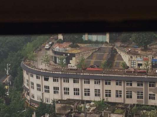 چونگ چنگ کی حیرت انگیز عمارتیں، جن کی چھتوں پر سڑکیں ہیں۔