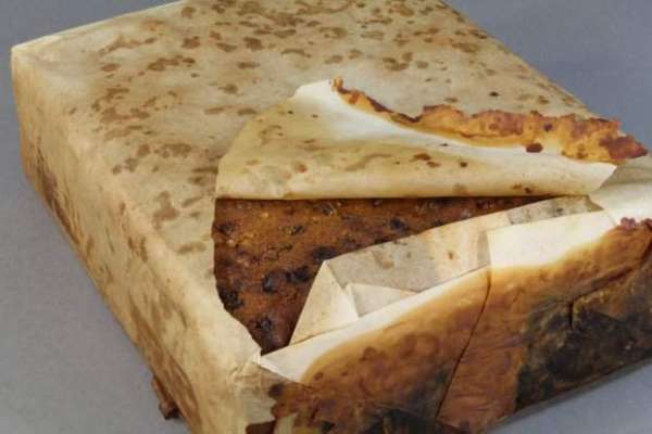 مہم جوؤں کو 100 سال پرانا فروٹ کیک مل گیا، ابھی بھی کھانےکے قابل ہے