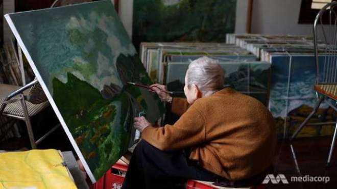 97 سالہ انٹر نیٹ کی کیڑا دادی نے 2000 تصاویر بنا کر اور ایک کتاب لکھ کر ..
