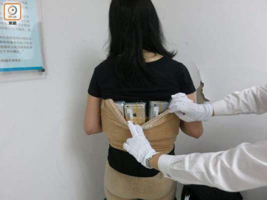اپنے جسم کے ساتھ  102 آئی فونز باندھ کر  سمگل کرنے والی خاتون گرفتار