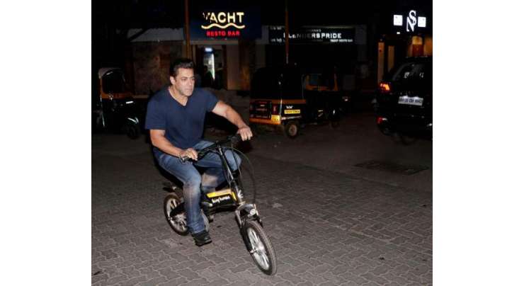 سلمان خان ممبئی کی سڑکوں پر برقی سائیکل چلاتے ہوئے مٹرگشت کرتے نظر آئے ،ْ