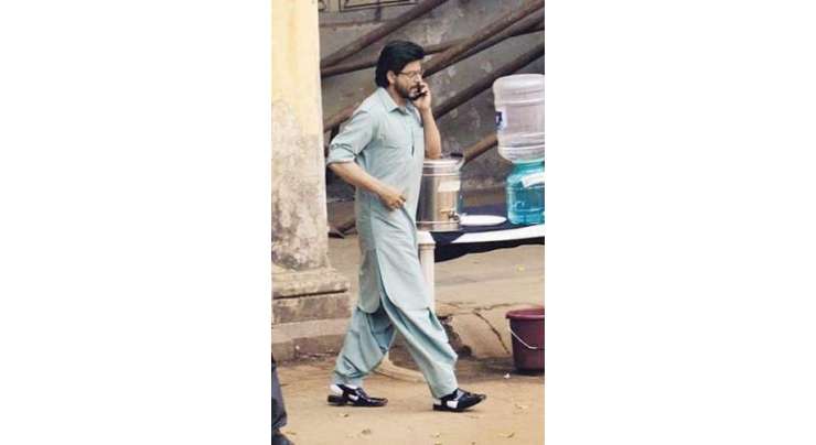 شاہ رخ خان کی شلوار قمیض اور پشاوری چپل میں تصاویر نے دھوم مچادی