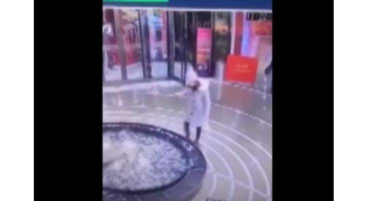 موبائل میں گم عورت   چلتے ہوئے سیدھی شاپنگ مال کے فوارے میں جا گری