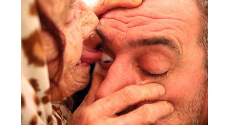 80 سالہ بوڑھی عورت آنکھوں کو چاٹ کر علاج کرتی ہے
