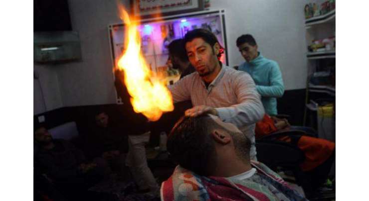 بجلی کی لوڈشیڈنگ سے تنگ فلسطینی حجام بال سیدھے کرنے کے لیے آگ استعمال کرنے لگا