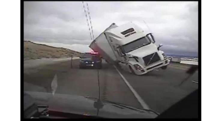 تیز ہواؤں نے سیمی ٹرک کو پولیس کی گاڑی پر گرا دیا۔ ویڈیو وائرل