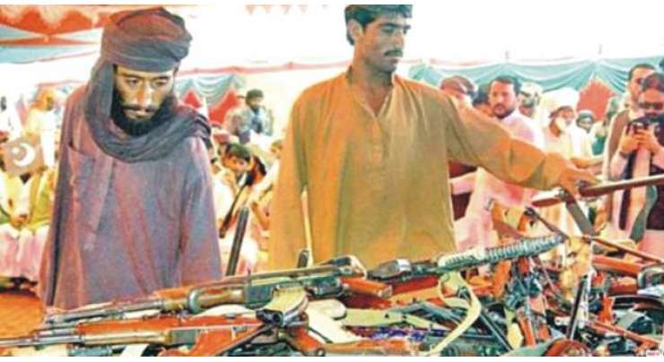 فراری کمانڈر سمیت کالعدم تنظیم کے 14 افراد نے ہتھیار ڈال دئے
