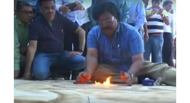 بھارتی فنکار نے آگ سے دنیا کی سب سے بڑی پینٹنگ بنا کر ورلڈ ریکارڈ بنا لیا