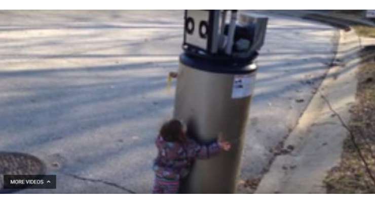 بچی نے پانی کے گیزر کو روبوٹ سمجھ لیا۔ ویڈیو وائرل