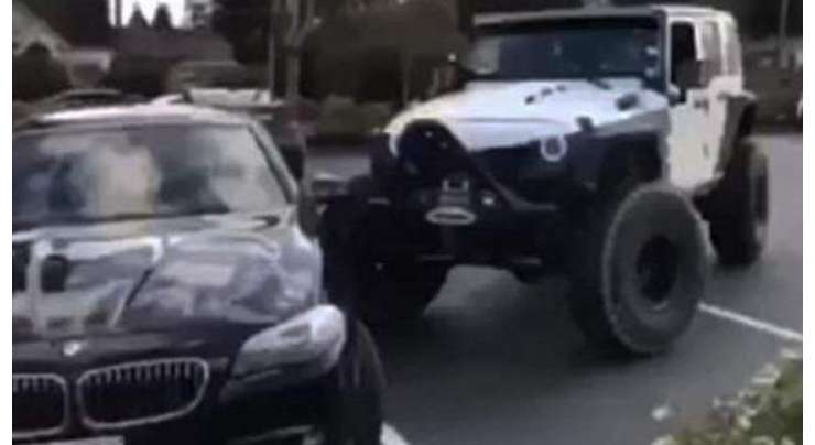 غصے میں بھرے جیپ ڈرائیور نے  غلط پارک کی ہوئی بی ایم ڈبلیو کو جیپ کے بمپر سے  پرے دھکیل دیا