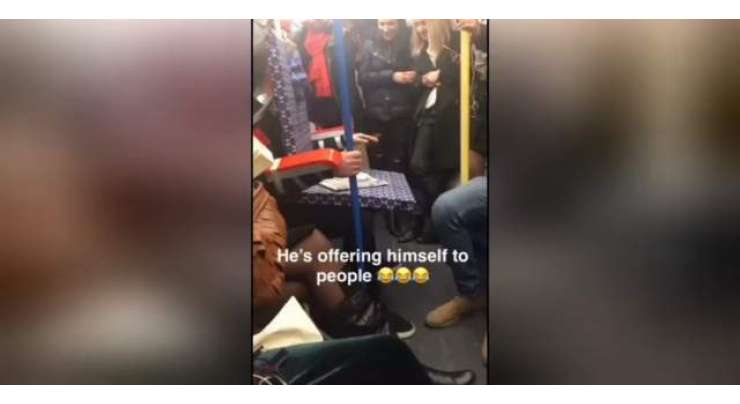 لندن میں زیر زمین چلنے والی ٹرین میں دوران سفرآدمی نے سیٹ کا کا سٹیوم پہن کر مسافروں کو حیران کر دیا