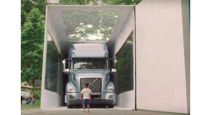 3 سالہ بچے نے  فل سائز ہیوی ٹرک پر مشتمل  دنیا  کے سب سے بڑے باکس کی ان باکسنگ کرکے نیا عالمی ریکارڈ بنا لیا۔