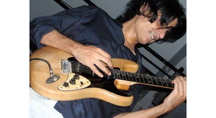 معروف گٹارسٹ عامر ذکی کو مقامی قبرستان میں سپردخاک کردیا گیا