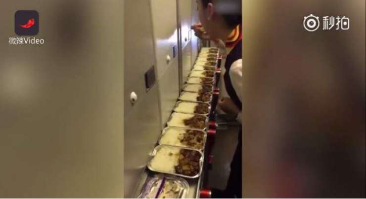 مسافروں کا بچا کھچا کھانا کھانے پر ائیر ہوسٹس کو ملازمت سے نکال دیاگیا