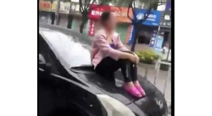 بیوی کو گاڑی کے بونٹ پر بٹھا کر ڈرائیونگ کرنے والے کو جرمانہ کر دیا گیا