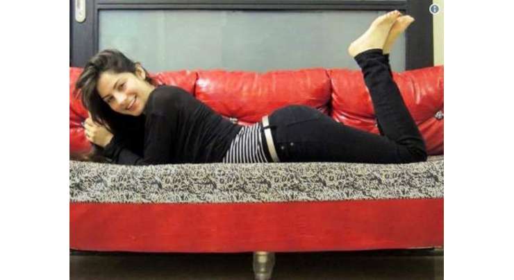 ماہرہ خان کی بے باک تصاویر کے بعد اداکارہ نیلم منیر نے بھی سرپرائز دینے کا اعلان کر دیا