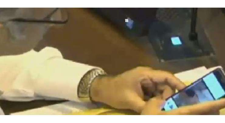تحریک انصاف کے ایم پی اے وجیہہ الزمان خیبرپختوںخواہ اسمبلی اجلاس کے دوران موبائل پر مجرا دیکھتے ہوئے رنگے ہاتھوں پکڑے گئے