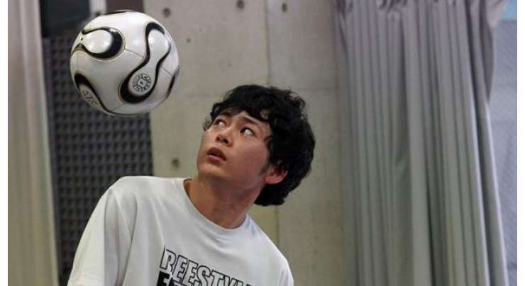 کندھوں سے مسلسل فٹبال اچھالنے کا ورلڈ ریکارڈ جاپانی نوجوان کے نام
