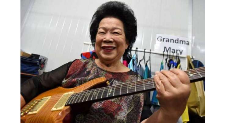 81 سالہ خاتون نے ثابت کردیا کہ موسیقی سیکھنے  کےلیے عمر کی کوئی قید نہیں