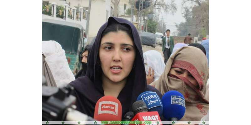 عائشہ گلالئی نے عمران خان کے بعد آصف زرداری کوبھی آڑے ہاتھوں لے لیا