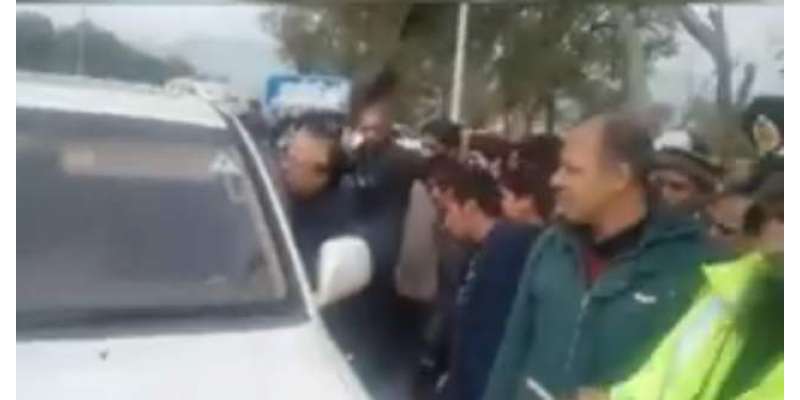 اسلام آباد ٹریفک پولیس کا دبنگ وارڈن سینیٹر کے بیٹے کا سامنے ڈٹ گیا