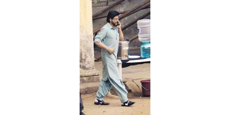 شاہ رخ خان کی شلوار قمیض اور پشاوری چپل میں تصاویر نے دھوم مچادی