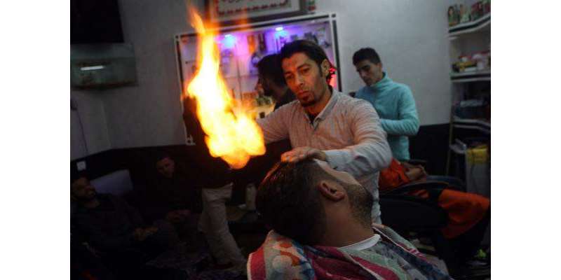 بجلی کی لوڈشیڈنگ سے تنگ فلسطینی حجام بال سیدھے کرنے کے لیے آگ استعمال ..