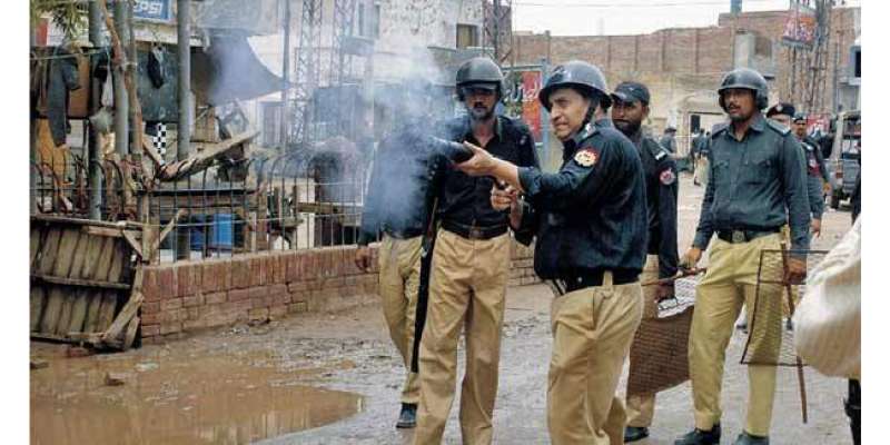 سیہون شریف دھماکہ; مشتعل افراد کا احتجاج،مظاہرین نے پولیس موبائل الٹا ..