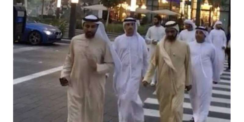 متحدہ عرب امارات کے حکمران شیخ المختوم کی دبئی کی سڑکوں پر چہل قدمی