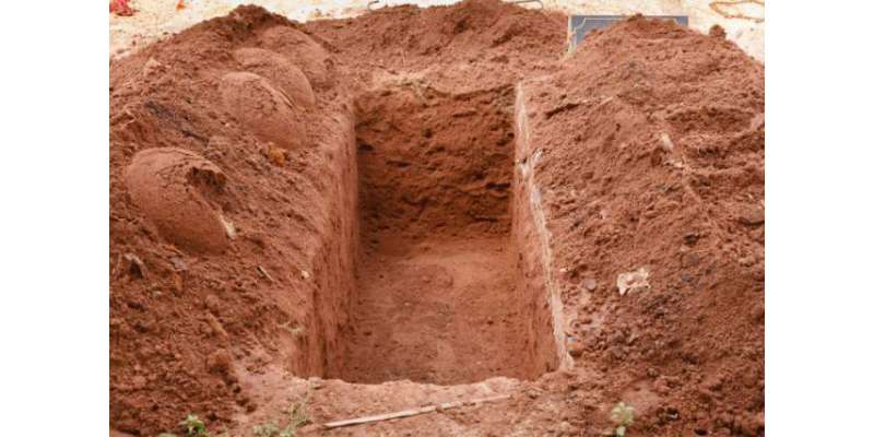 لاہور کے قبرستان میں کفن سمیت تین بچوں کی لاشیں قبر سے باہر آگئیں