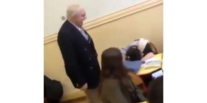 کلاس میں سوئی طالبہ کو جگانے کے لیے استاد نے منہ سے بال پکڑلیے