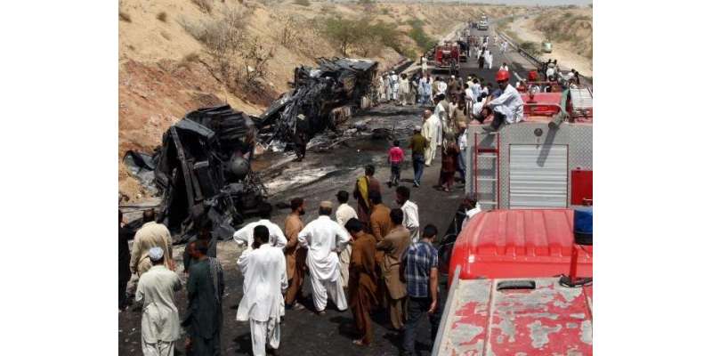 کراچی میں تیز رفتار ٹرالر کی گاڑی کو ٹکر سے ایک ہی خاندان کے 5 افراد ..