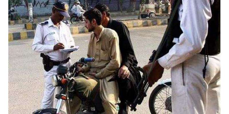 کراچی میں موٹر سائیکل سوار کا سیٹ بیلٹ نا باندھنے پر چالان