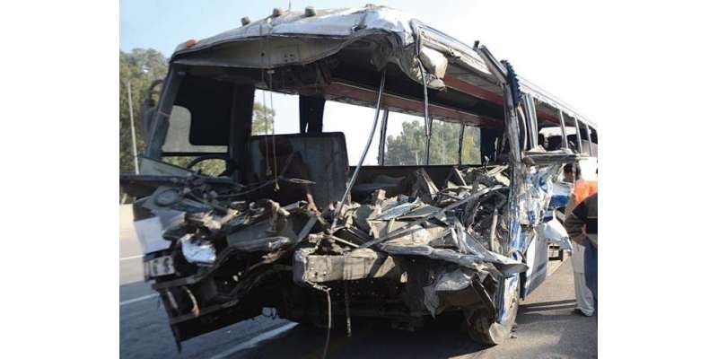 موٹر وے پر بس خوفناک حادثے کا شکار ،2افراد جاں بحق 12زخمی