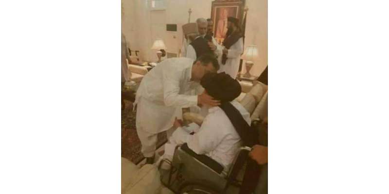 زعیم قادری کی خادم حسین رضوی کا ماتھا چومنے کی تصویر سوشل میڈیا پر وائرل