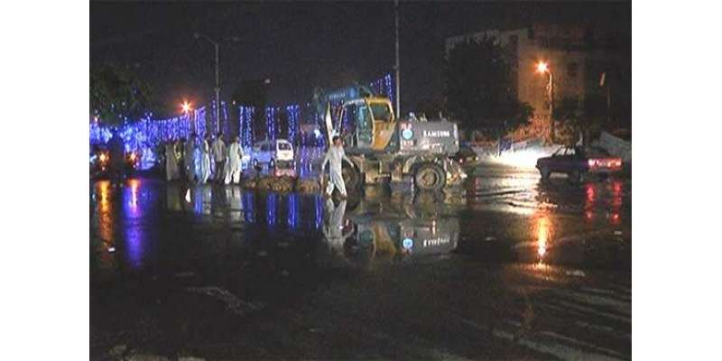 کراچی،نیو کراچی چورنگی کے قریب پانی کی مین لائن پھٹ گئی