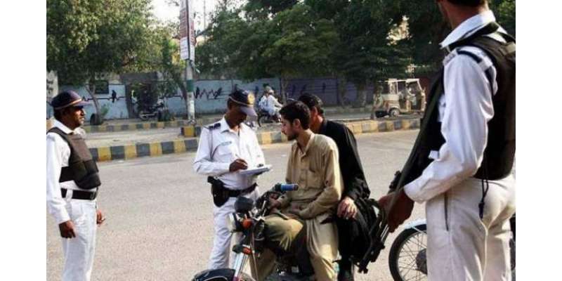 کراچی ‘موٹر سائیکل سوار کا سیٹ بیلٹ نا باندھنے پر چالان‘ اعلی افسر ..