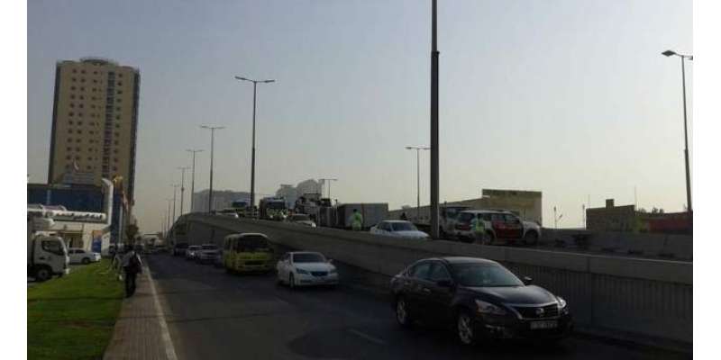 متحدہ عرب امارات ، عجمان میں پل پر ٹرک الٹ گیا