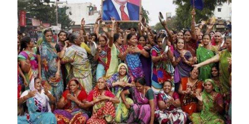 خواتین کا انوکھا احتجاج ،حقوق نے ملے تو وزیراعلی کی تصویر سے شادی کر ..