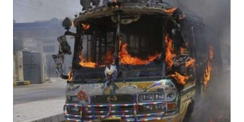 سیالکوٹ میں بس نے طالبعلم کچل دیا ،مشتعل طلباء نے بس کو آگ لگا دی