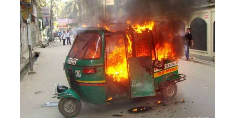 لاہور میں چالان ہونے پر ڈرائیور نے احتجاجا رکشہ کو آگ لگا دی