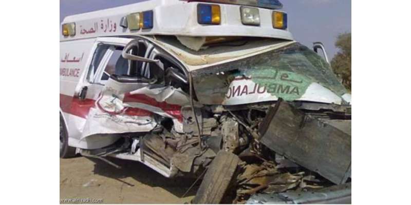 سعودی عرب میں ایمبولینس دو افراد کو لئے ہوئے ٹریفک حادثے کا شکار