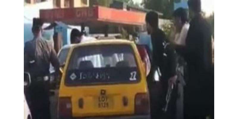 پشاور ، پولیس کا ٹیکسی ڈرائیور پر تشدد ، ویڈیو سامنے آگئی