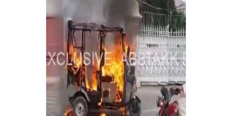 لاہور:رکشہ ڈرائیور نے غلط چالان کرنے پراحتجاجاً رکشہ کوآگ لگا دی