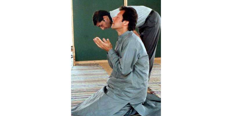 وزیراعظم کی نااہلی: عمران خان نے شکرانے کے نوافل ادا کئے