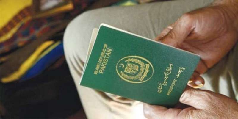 پاکستانی شخص کو 700 درہم کا پاکستانی پاسپورٹ خرید کر پاکستان واپس آنے ..